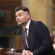 Rufián retrata en el Congreso a PP y Vox: "Lo de ser patriotas les viene grande"