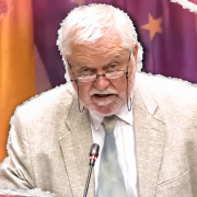 El día en que Vox llevó al Parlamento canario a un falso experto para culpar a las familias homosexuales de la pobreza infantil