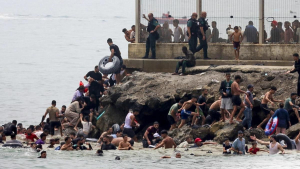 El Gobierno despliega al Ejército en Ceuta ante la entrada de miles de personas desde Marruecos
