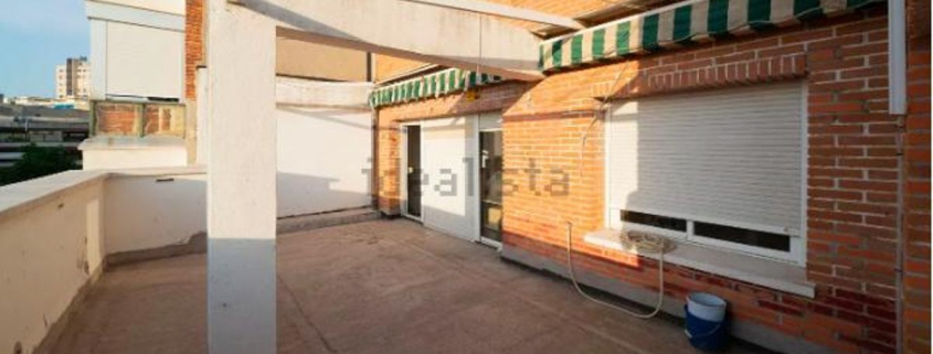 La pareja de Ayuso pone también a la venta el ático de encima del piso en el que vive con la presidenta