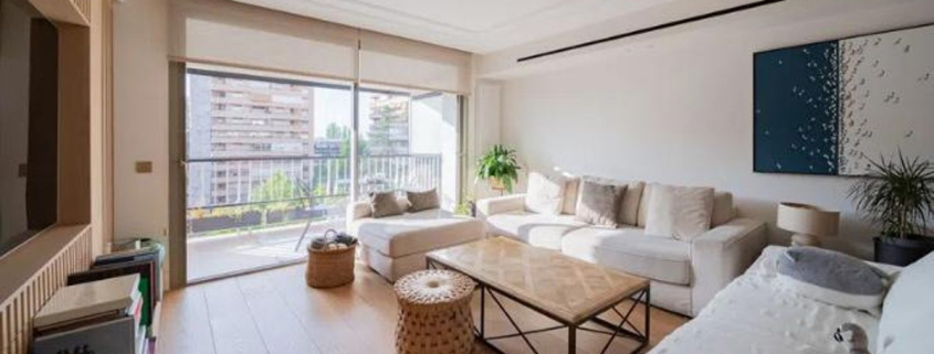 La pareja de Ayuso pone a la venta el piso en el que vive con la presidenta