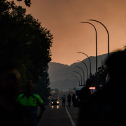 Última hora de los incendios | Los fuegos de Ávila y Madrid siguen fuera de control tras una noche de trabajo a destajo de los bomberos Última hora de los incendios | Los fuegos de Ávila y Madrid siguen fuera de control tras una noche de trabajo a destajo de los bomberos