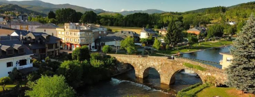 Situado en una sierra Reserva de la Biosfera, en este pueblo puedes visitar un monasterio medieval y darte un baño en una gran playa fluvial
