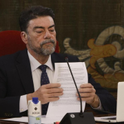Una acusación pide a la jueza de las VPO de Alicante que cite de testigo al exedil del PP que contradijo al alcalde Barcala
