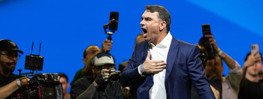 El partido de Bolsonaro proclama a su hijo Flávio como candidato presidencial de la ultraderecha brasileña