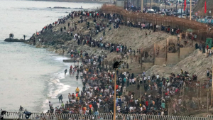 Última hora de la entrada de migrantes a Ceuta, en directo: cientos de jóvenes intentan llegar a España de madrugada y se han localizado ya 18 cadáveres