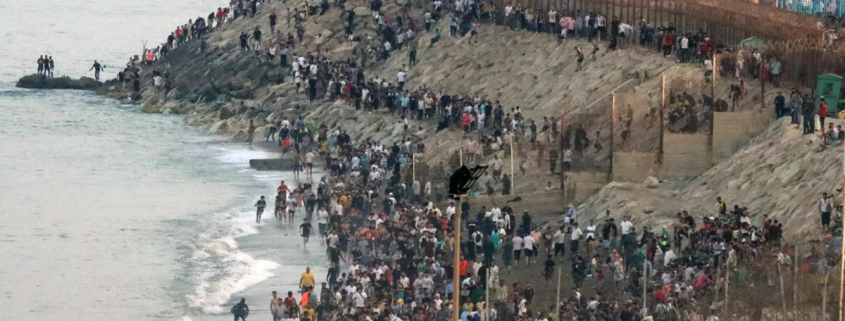 Última hora de la entrada de migrantes a Ceuta, en directo: cientos de jóvenes intentan llegar a España de madrugada y se han localizado ya 18 cadáveres