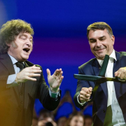 Milei abre una crisis diplomática con Brasil tras insultar a Lula en un acto con el hijo de Bolsonaro: "Basura socialista"