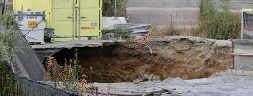 El hundimiento de un pozo en las obras del tren en Montcada engulle una grúa y obliga a cerrar varias líneas de Rodalies