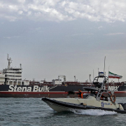 EEUU e Irán escalan en sus ataques cruzados tras el cierre de Ormuz decretado por Teherán