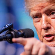 Trump ordena bombardear a la Guardia Revolucionaria en represalia por la muerte de dos soldados en Jordania Trump ordena bombardear a la Guardia Revolucionaria en represalia por la muerte de dos soldados en Jordania