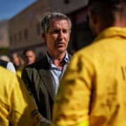 Feijóo presenta un "gran acuerdo" contra incendios horas después que Sánchez y tras rechazarlo en 2025