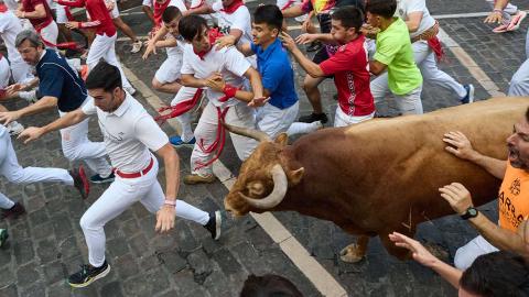 Séptimo encierro de San Fermín 2026: los Miura vuelan por Pamplona, dejan ocho heridos y alargan la carrera con una vuelta al ruedo