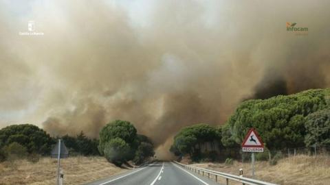 El incendio de Almorox (Toledo) llega a Madrid y obliga a evacuar a la población de dos urbanizaciones