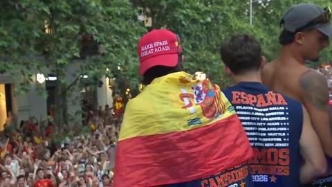La gorra de Ferrán Torres en la rúa de la 'Roja' se torna protagonista inesperada por su guiño a Donald Trump