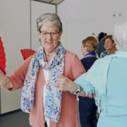 Talleres, paseos y actividades gratuitas para combatir la soledad de las personas mayores durante el verano