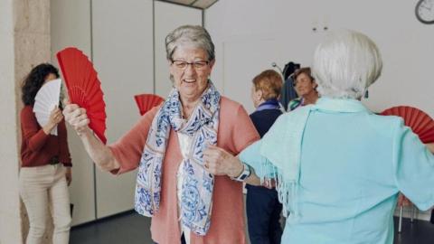 Talleres, paseos y actividades gratuitas para combatir la soledad de las personas mayores durante el verano