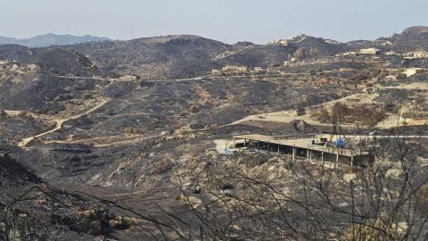 El incendio de Los Gallardos sigue activo mientras crecen las dudas sobre su gestión