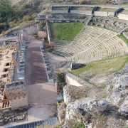Clunia Sulpicia: el laberinto de agua que duerme bajo el gran teatro romano de Burgos Clunia Sulpicia: el laberinto de agua que duerme bajo el gran teatro romano de Burgos