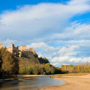 La playa fluvial de Toledo a los pies de un castillo medieval y rodeado de vegetación para refugiarse del calor La playa fluvial de Toledo a los pies de un castillo medieval y rodeado de vegetación para refugiarse del calor