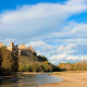 La playa fluvial de Toledo a los pies de un castillo medieval y rodeado de vegetación para refugiarse del calor
