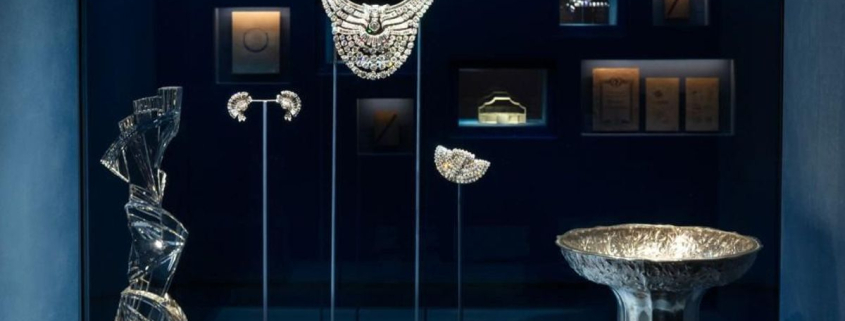Austria busca a dos hombres que robaron un valioso collar histórico de un museo vienés con un martillo