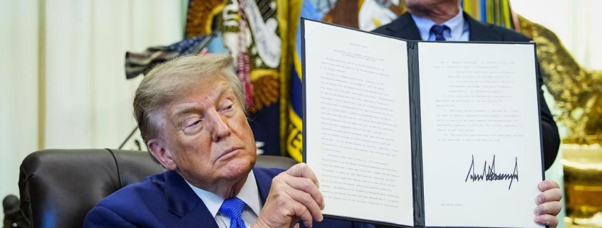Trump firma una orden ejecutiva para reducir las vacunas infantiles en pleno aumento de casos de sarampión en EEUU