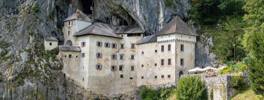 Construido en el siglo XVI frente a un precipicio de 123 metros, es considerado el castillo más grande erigido en una roca