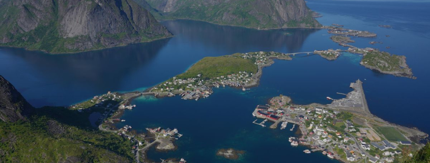 Las islas noruegas donde hay playas de arena blanca, el pueblo con el nombre más corto del mundo y se seca bacalao con un método vikingo de hace 1.000 años