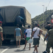 Una ONG ceutí denuncia la presión de militares a migrantes para llevarlos en camiones a la frontera: "No son retornos voluntarios" Una ONG ceutí denuncia la presión de militares a migrantes para llevarlos en camiones a la frontera: "No son retornos voluntarios"