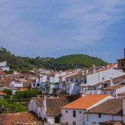 Andando, en bici o a caballo, las rutas en torno a este pequeño pueblo onubense ofrecen encinas, alcornoques, castaños y numerosos arroyos Andando, en bici o a caballo, las rutas en torno a este pequeño pueblo onubense ofrecen encinas, alcornoques, castaños y numerosos arroyos