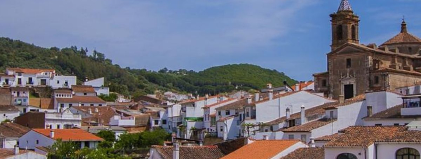 Andando, en bici o a caballo, las rutas en torno a este pequeño pueblo onubense ofrecen encinas, alcornoques, castaños y numerosos arroyos