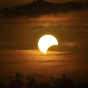 Los bulos sobre el eclipse solar: de que "desaparecerá la gravedad" a que "anuncia la caída de Pedro Sánchez" Los bulos sobre el eclipse solar: de que "desaparecerá la gravedad" a que "anuncia la caída de Pedro Sánchez"