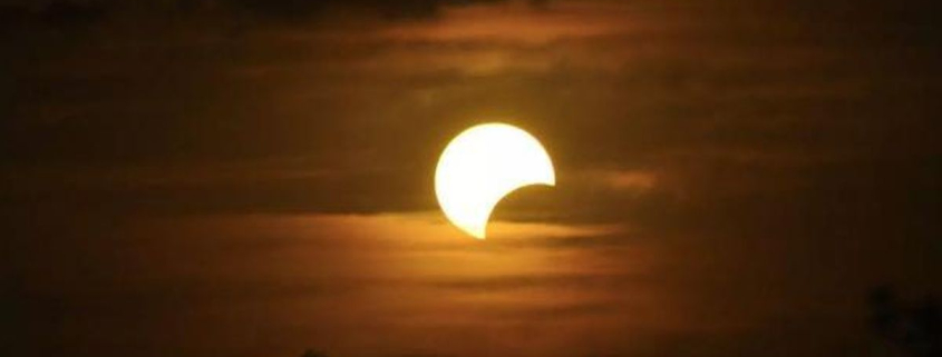 Los bulos sobre el eclipse solar: de que "desaparecerá la gravedad" a que "anuncia la caída de Pedro Sánchez"