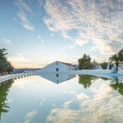 La piscina de 8.000 metros cuadrados y agua de manantial que está situada en pleno centro de este pequeño pueblo La piscina de 8.000 metros cuadrados y agua de manantial que está situada en pleno centro de este pequeño pueblo