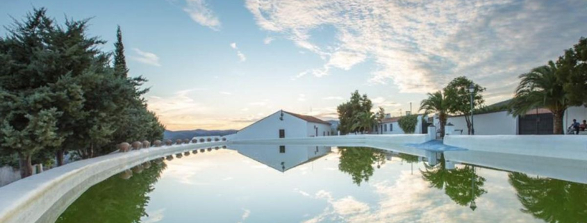 La piscina de 8.000 metros cuadrados y agua de manantial que está situada en pleno centro de este pequeño pueblo