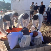 18 cuerpos más para el cementerio de los anónimos: comienzan los entierros de migrantes fallecidos en la entrada a Ceuta 18 cuerpos más para el cementerio de los anónimos: comienzan los entierros de migrantes fallecidos en la entrada a Ceuta