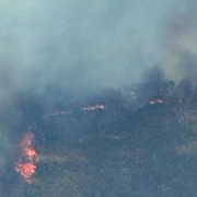 Un camión ardiendo en la A-66 provoca un incendio forestal y obliga a desalojar Grimaldo y Casas de Millán, en Cáceres