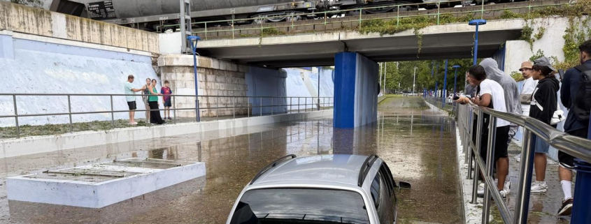 Una fuerte granizada deja calles inundadas, daños en campings y trenes cancelados en Tarragona