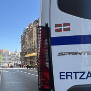 Un grupo de jóvenes lanza objetos al grito de "zipaios" a dos agentes de la Ertzaintza que iban de paisano en Getxo