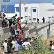 Marruecos refuerza su frontera con Ceuta ante el llamamiento a un nuevo cruce masivo Marruecos refuerza su frontera con Ceuta ante el llamamiento a un nuevo cruce masivo