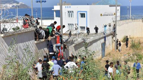 Marruecos refuerza su frontera con Ceuta ante el llamamiento a un nuevo cruce masivo