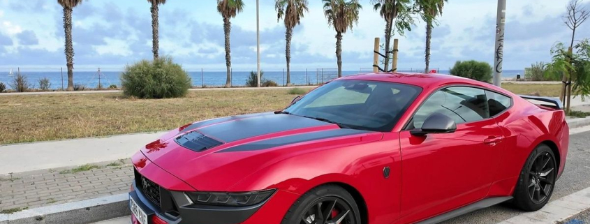 Vamos al galope en un Ford Mustang Dark Horse