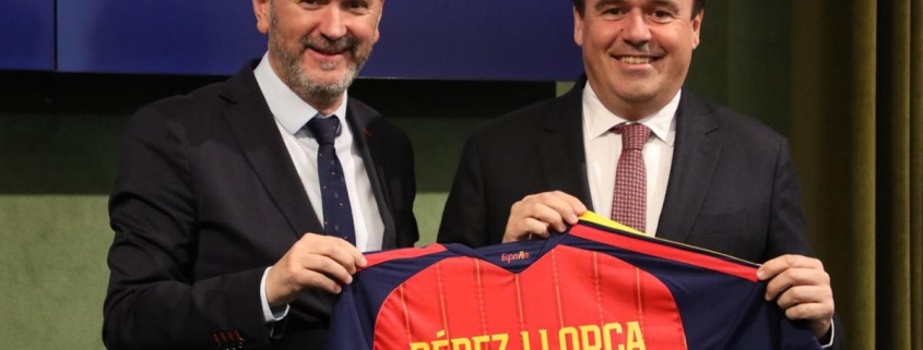 Una asociación se querella contra Pérez Llorca y la Federación de Fútbol por el regalo de la entrada a la final del Mundial