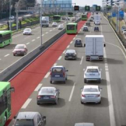 El carril Bus-VAO más largo de España está en la A-2 y tiene una peculiaridad que sorprende