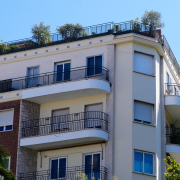 El Gobierno de Ayuso trasladó a la inmobiliaria que buscaba un inmueble de "entre 250 y 400 metros y gran terraza” El Gobierno de Ayuso trasladó a la inmobiliaria que buscaba un inmueble de "entre 250 y 400 metros y gran terraza”