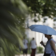 Madrid vuelve a activar el aviso amarillo por calor con máximas de hasta 38 grados Madrid vuelve a activar el aviso amarillo por calor con máximas de hasta 38 grados