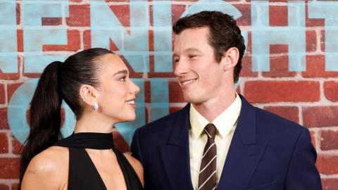 Dua Lipa conquista Nueva York con un espectacular look negro en la gran noche de Callum Turner