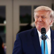 Trump anuncia una subida al 50% de los aranceles sobre automóviles y otros productos de origen canadiense