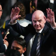 Infantino se atrinchera en la FIFA mientras se resquebraja el bloque que sostenía su poder Infantino se atrinchera en la FIFA mientras se resquebraja el bloque que sostenía su poder